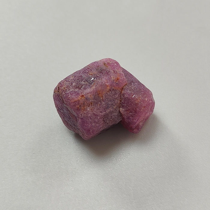 天然の赤いルビー