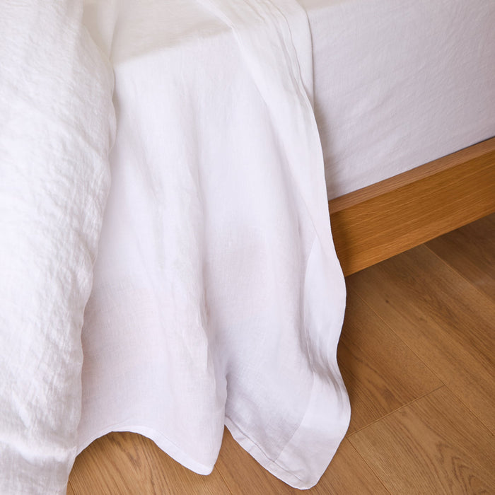 The White Pure Linen Flat Sheet offers your bedroom a serene touch. It is made from 100% premium linen and combines exceptional softness, breathability, and durability. The crisp white colour adds a light, airy feel to your décor, creating a peaceful atmosphere. Pre-washed for a soft, lived-in comfort, this sheet becomes even softer with each use. Naturally temperature-regulating and antibacterial, it’s ideal for year-round comfort. Enhance your bedding with this timeless and luxurious essential.